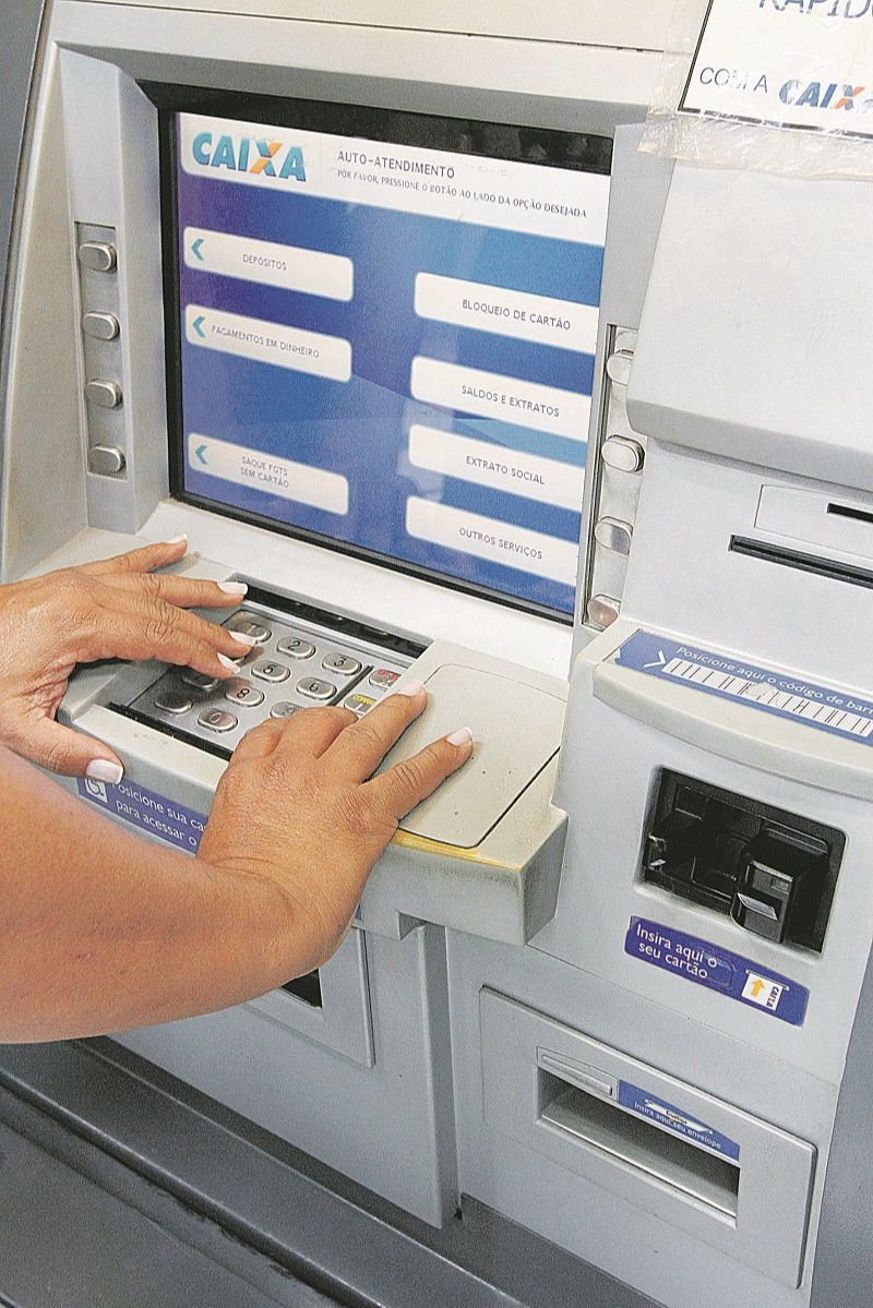 Saque no caixa automático: consulta para saber se há algum valor a receber (Foto: Leone Iglesias/AT)