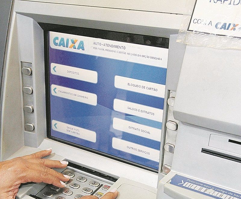 Transação em banco: operações de crédito, empréstimo e financiamento imobiliário mais caros com mudança (Foto: Leone Iglesias/AT)