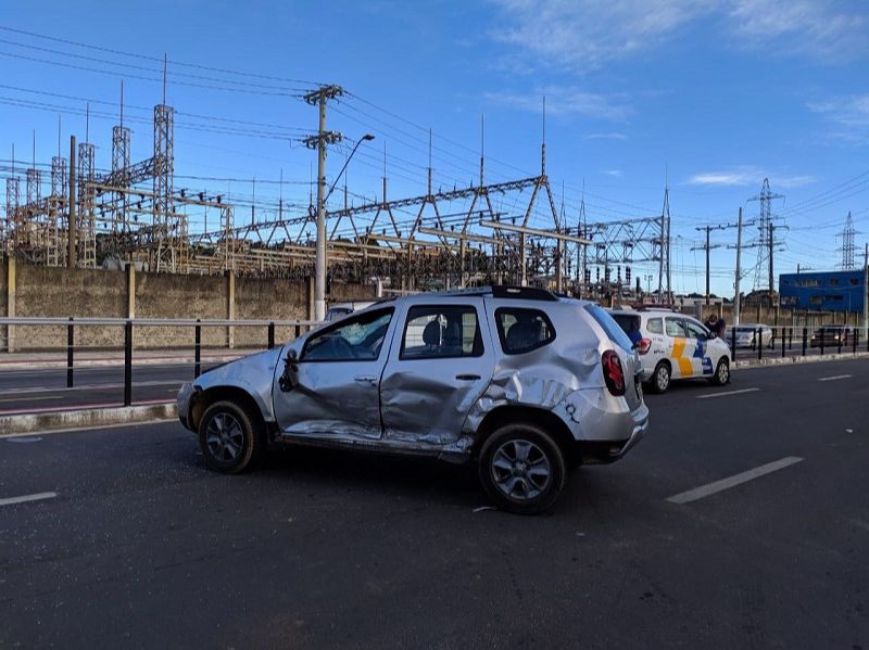 Duster capotou na avenida Leitão da Silva. (Foto: Júlia Afonso)