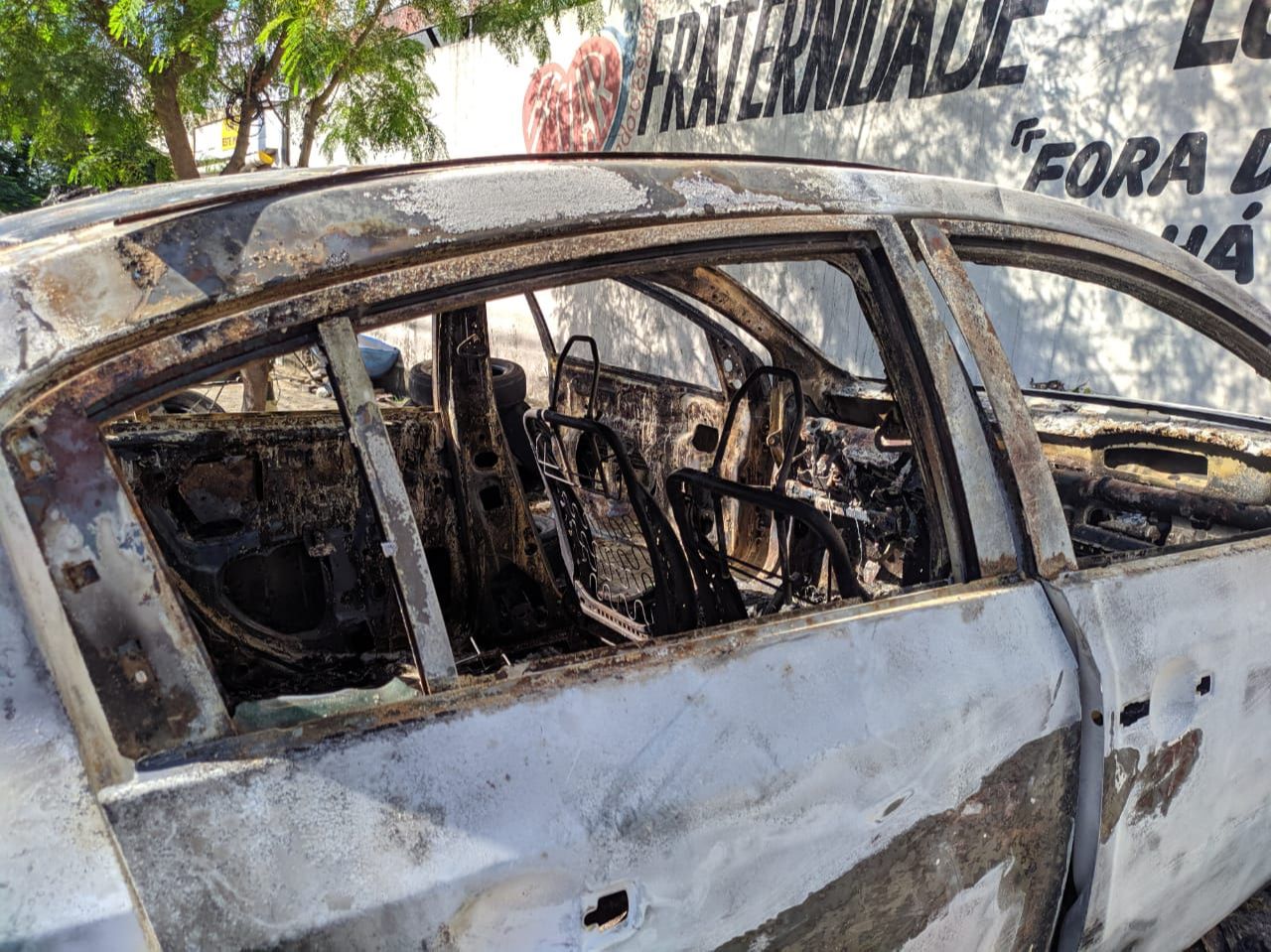 O veículo em que a vítima trabalhava, um Nissan Sentra preto (Foto: Júlia Afonso)