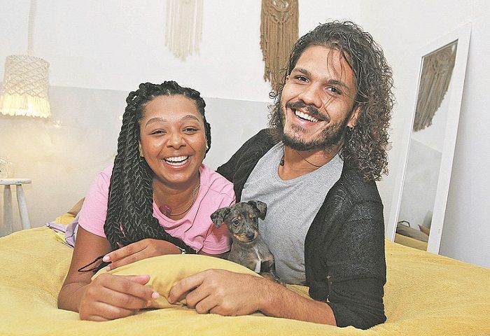 A arquiteta Taís Feu e o psicólogo Iago Teixeira decidiram morar juntos durante a pandemia e adotaram a cachorrinha Flora na última semana (Foto: Kadidja Fernandes/AT)