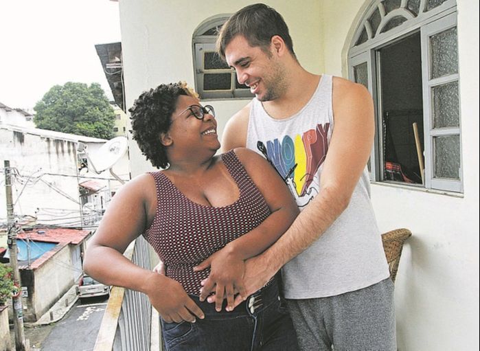 A universitária Sara Cruzio, de 24 anos, e Douglas Vetis, de 27. (Foto: Kadidja Fernandes/AT)