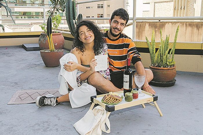 O casal Ana Luisa e Marco Aurélio aproveitou o gosto pela culinária e passou a preparar kits românticos, com pão, molho caseiro e vinho (Foto: Fábio Nunes/AT)