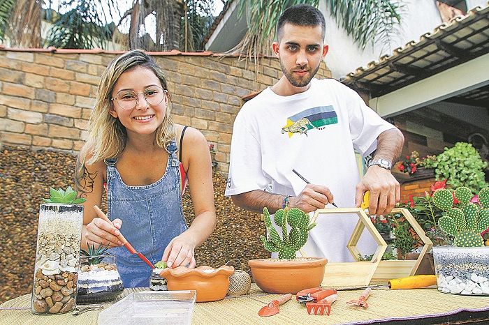 Helena Aniceto e Rainer Pelissari investiram em trabalho manual com plantas e abriram sua própria empresa (Foto: Dayana Souza/AT)