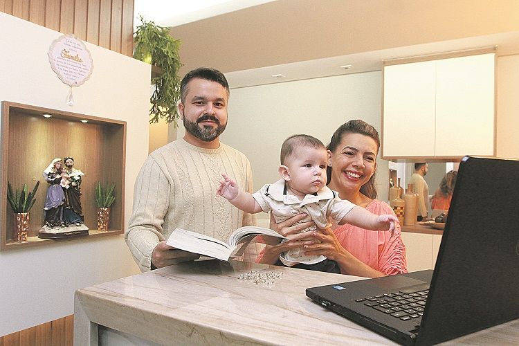 O casal Cauã e Rosângela e o pequeno Théo vão acompanhar as celebrações de Corpus Christi em casa pela internet (Foto: Kadidja Fernandes/AT)