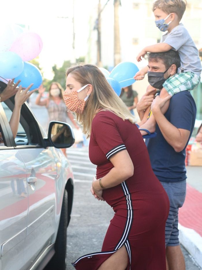 Aneph e o marido recebem o carinho dos amigos e familiares durante 'charreata' (Foto: Paola Coutinho)