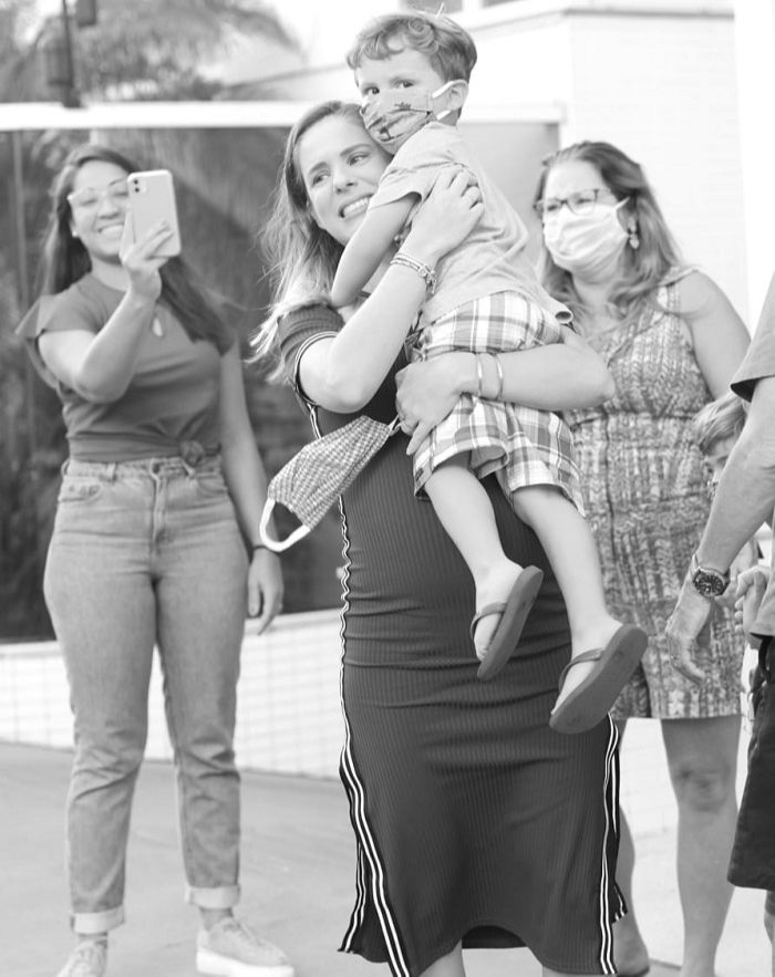 Aneph com o filho, Vitor. A mamãe se emocionou com a surpresa (Foto: Paola Coutinho)