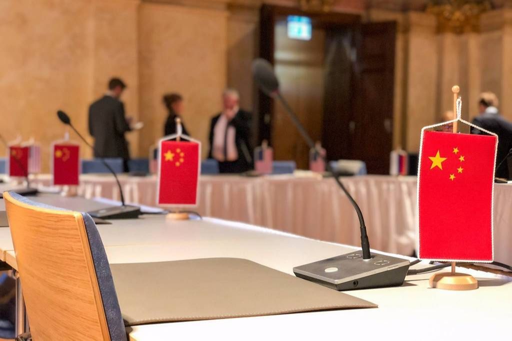Foto postada por Billinglea mostra as bandeiras chinesas colocadas pelos americanos na mesa de reunião (Foto: Reprodução/@USArmsControl/Twitter)