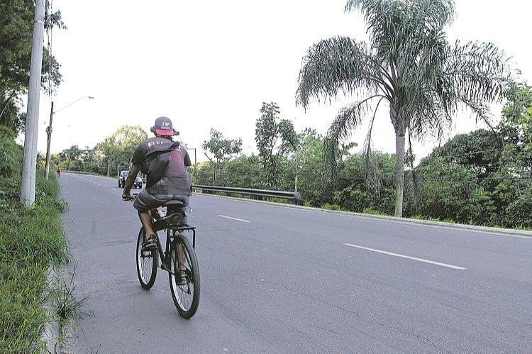 Avenida interliga os bairros Serra Dourada e Porto Canoa e não tem ciclovia (Foto: Beto Morais/AT)