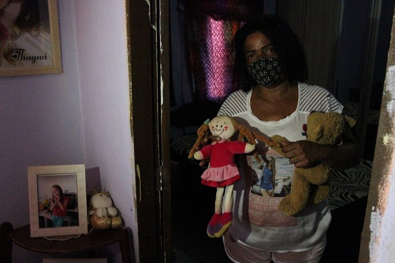 Clemilda de Jesus, mãe de Thayná Andressa com os brinquedos preferidos da filha e sua foto no porta retrato (Foto: Leone Iglesias/ AT/ 21/06/2020)