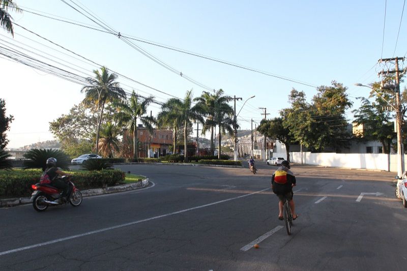 Trecho de avenida que morador solicita a colocação de tachões para impedir que motoristas façam atalhos no acesso as Cinco PontesO trecho citado é da Avenida Robert Kennedy, em São |Torquato, na saída para a ponte. (Foto: Leone Iglesias/AT)