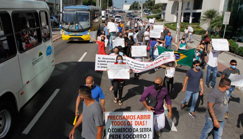 Comerciantes protestam em Laranjeiras (Foto: Fábio Nunes / AT)