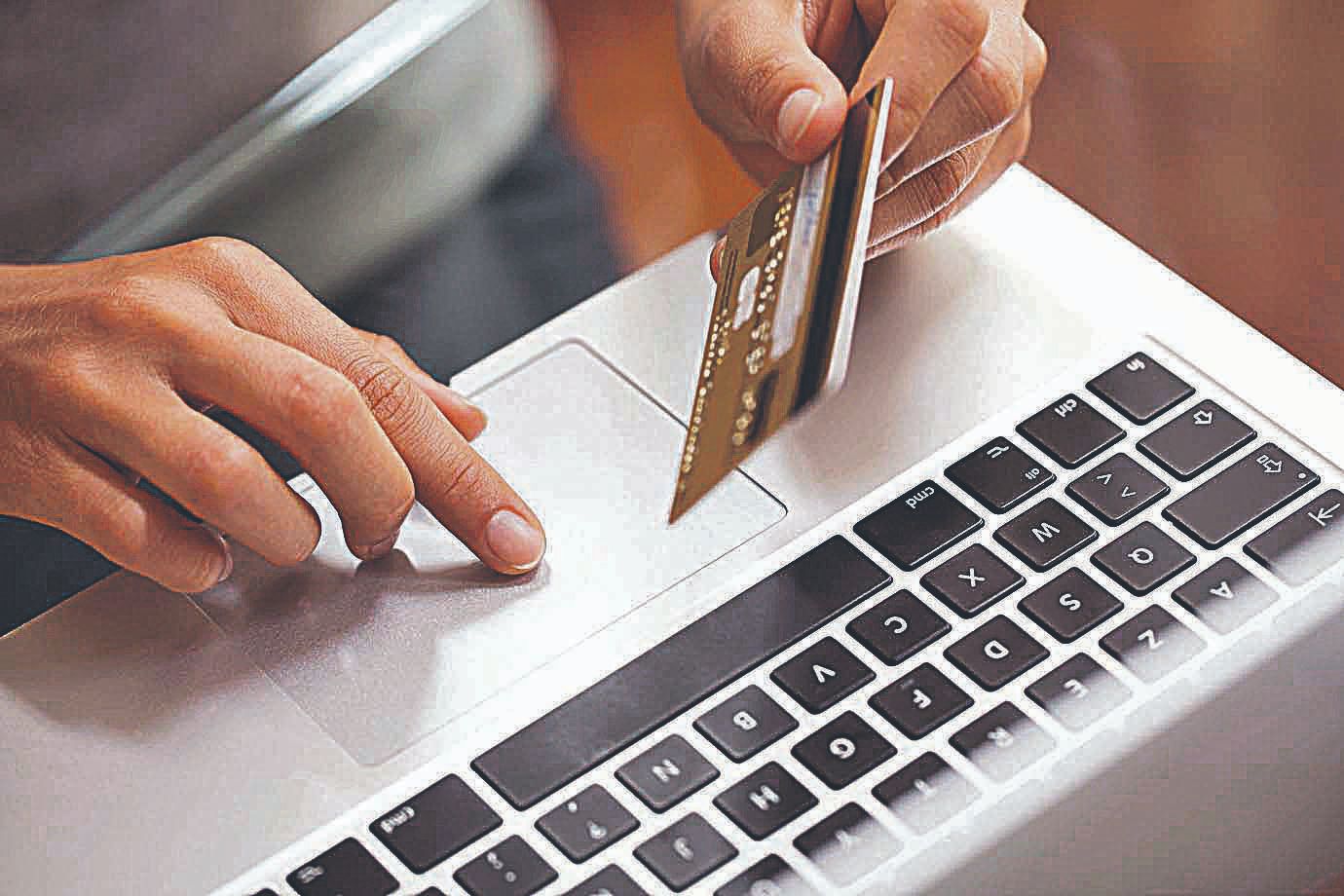Consumidora faz compras pela internet (Foto: Getty Images/iStockphoto)