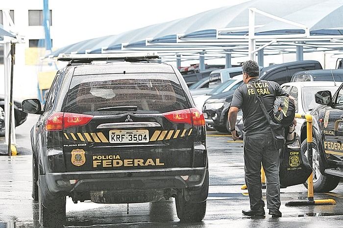 Agente da Polícia Federal durante operação: vagas serão para cargos de níveis médio e superior de escolaridade (Foto: SEVERINO SILVA/Agência estado - 8/5/2018)