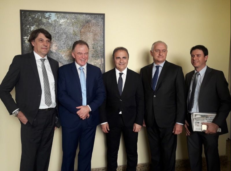 Da esquerda para direita: Luis Molossi, governador José Renato Casagrande, Ricardo Merlo, Antonio Bernardini (na época embaixador da Itália no Brasil) e Thiago Roldi, coordenador do MAIE/ES. (Foto: Luis Molossi)