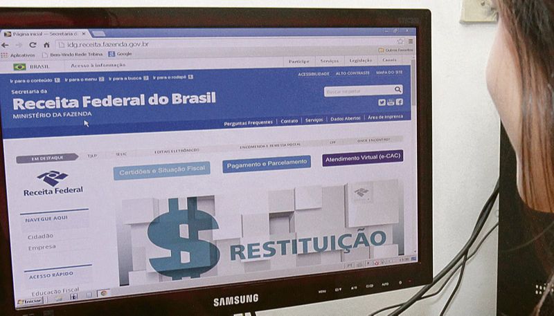 Contribuinte acessa site da Receita: declaração (Foto: Arquivo / AT)