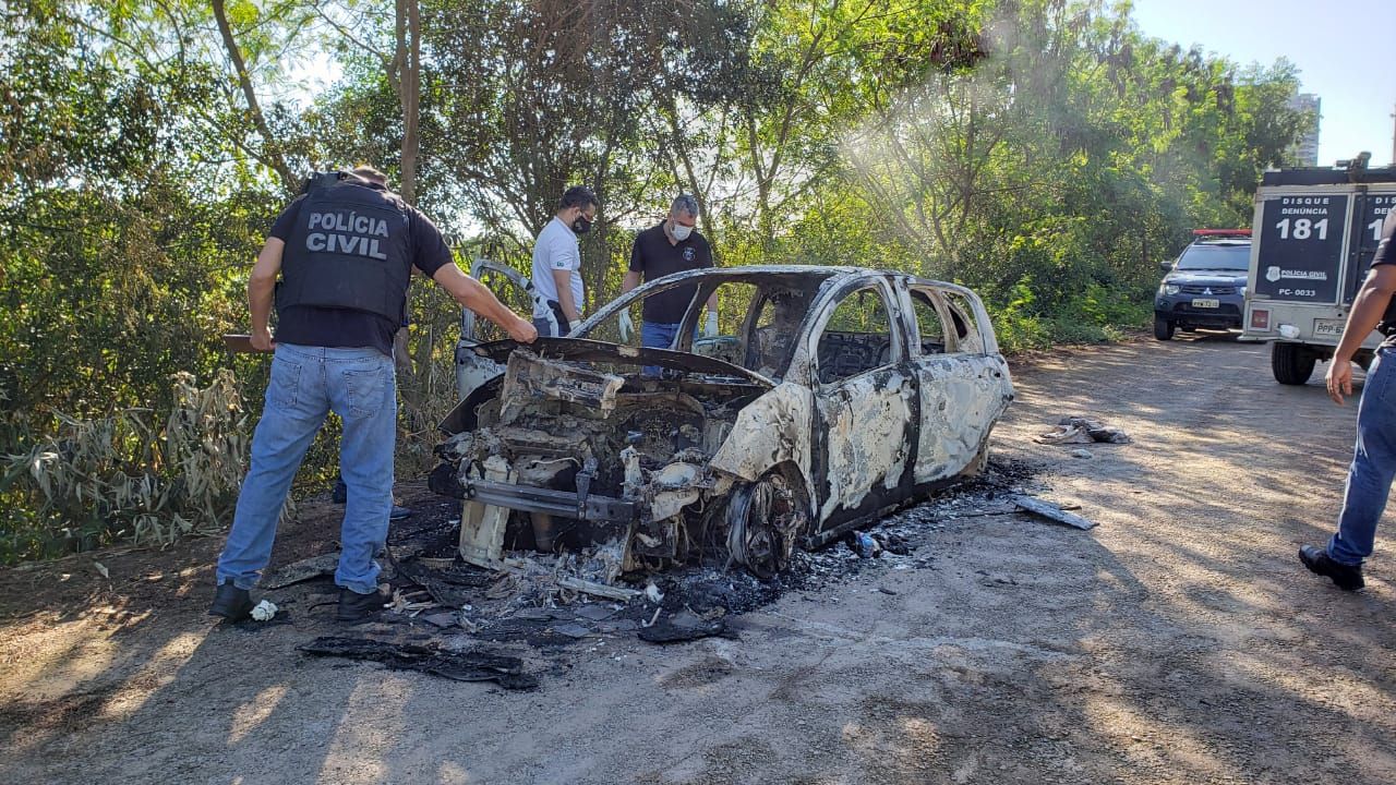 Trabalhadores que passavam pelo local, na estrada do Dique, viram o veículo em chamas e chamaram a polícia (Foto: Suzy Faria/ TV Tribuna)