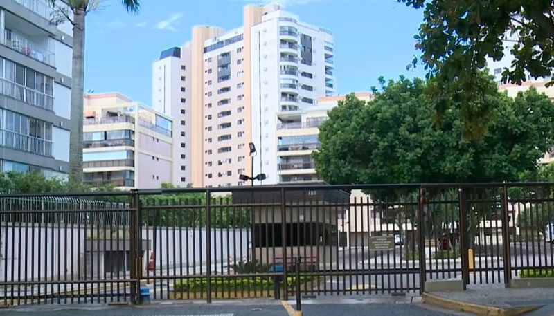 Crime aconteceu no apartamento da vítima (Foto: Reprodução / SBT)