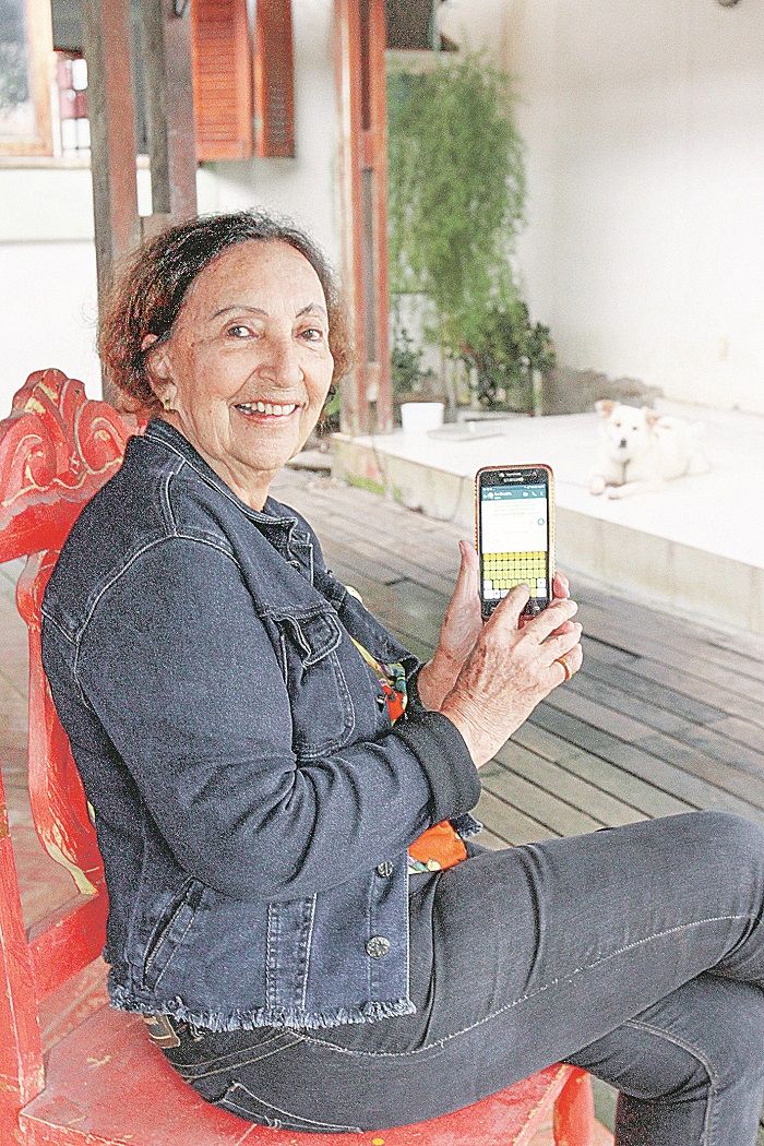 A radialista aposentada Maria da Penha Oleari, 81, faz o curso online (Foto: Leone Iglesias/AT)