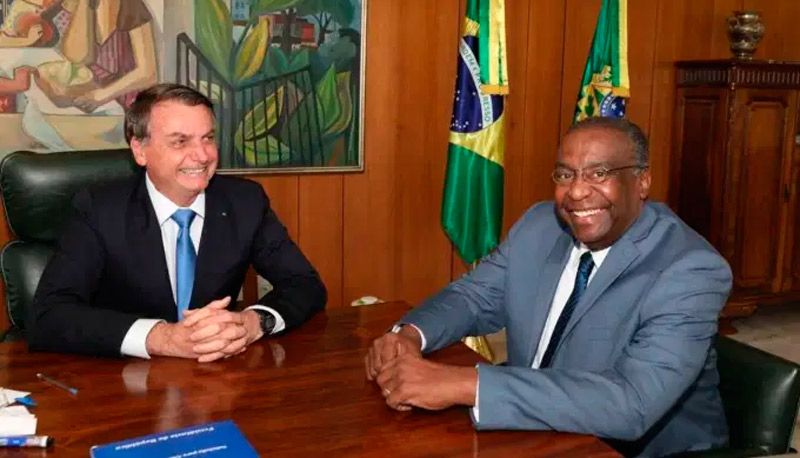 Bolsonaro com Decotelli: foto tirada na reunião que definiu o nome do economista como ministro da Educação (Foto: Reprodução / Twitter)