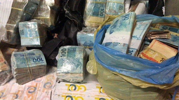 Dinheiro encontrado na bagagem despachada pelo homem. (Foto: Divulgação/PF)