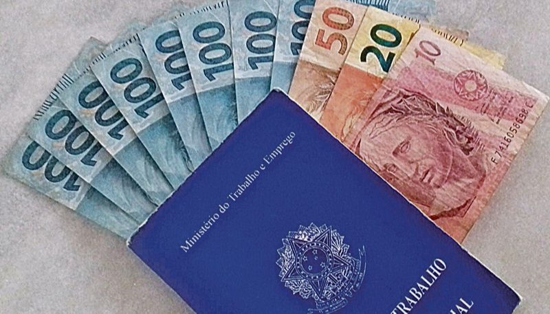 Carteira de trabalho e dinheiro: novos profissionais correm risco de ficar presos a atividades menos qualificadas (Foto: Divulgação)
