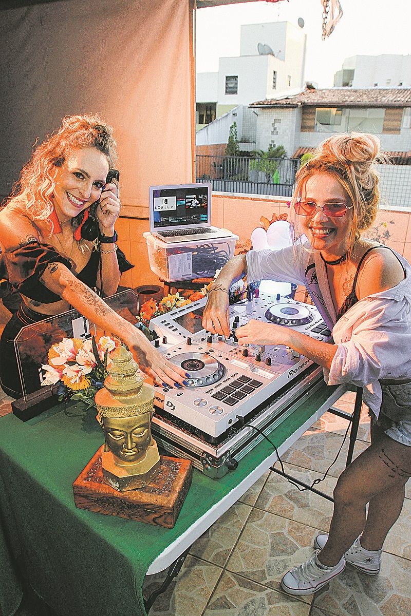 Quem também tem promovido baladas virtuais em redes sociais é Anna Paulsen, conhecida como DJ Lorelai. Ela, que já tocou nesta quarentena com a DJ Nith. (Foto: Leone Iglesias/AT)