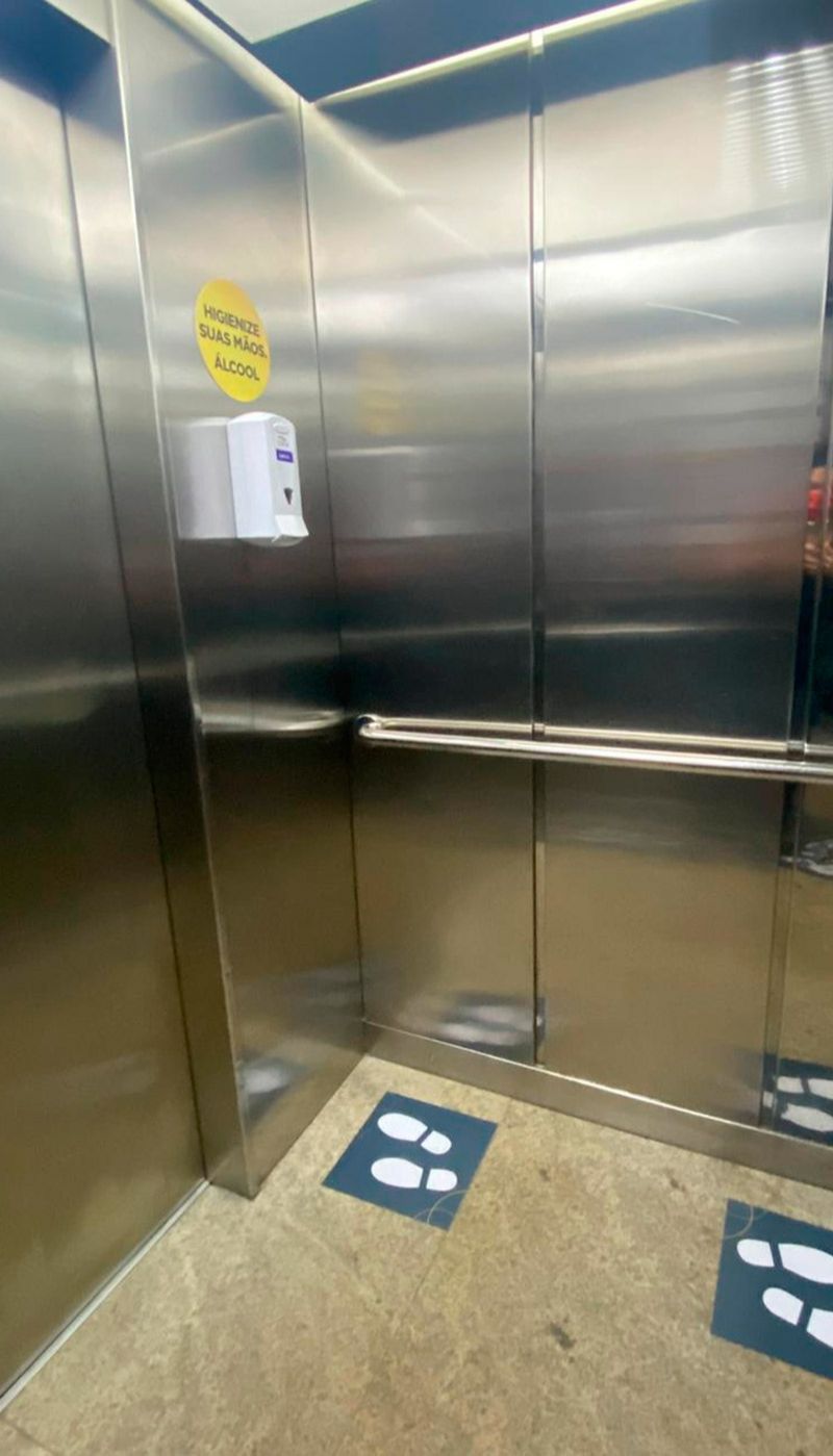 Elevador conta com indicações sobre onde o cliente deve ficar (Foto: Kadidja Fernandes / AT)