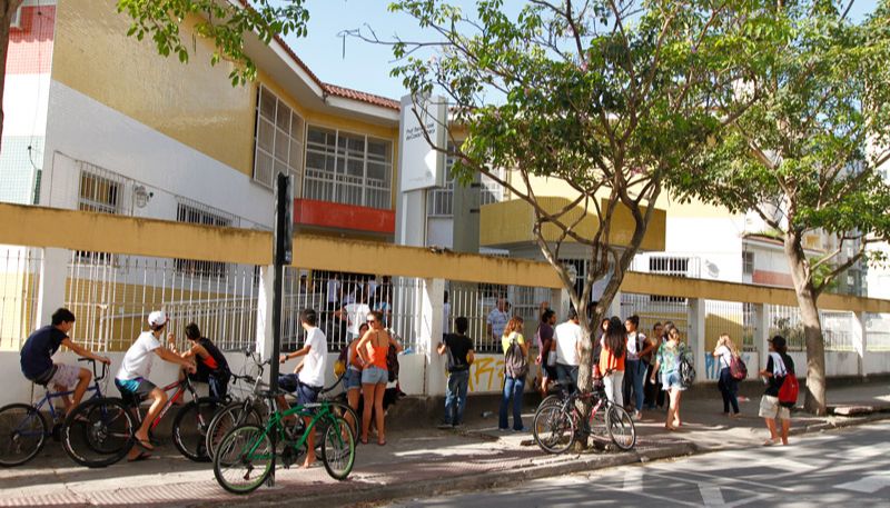 Escola Renato Pacheco, em Jardim Camburi (Foto: Rodrigo Gavini / Arquivo AT)