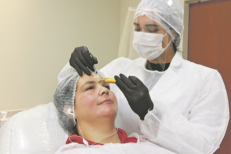 A profissional Raquel Cabral realiza procedimento na empreendedora Tatiana Soriano (Foto: Kadidja Fernandes/AT)