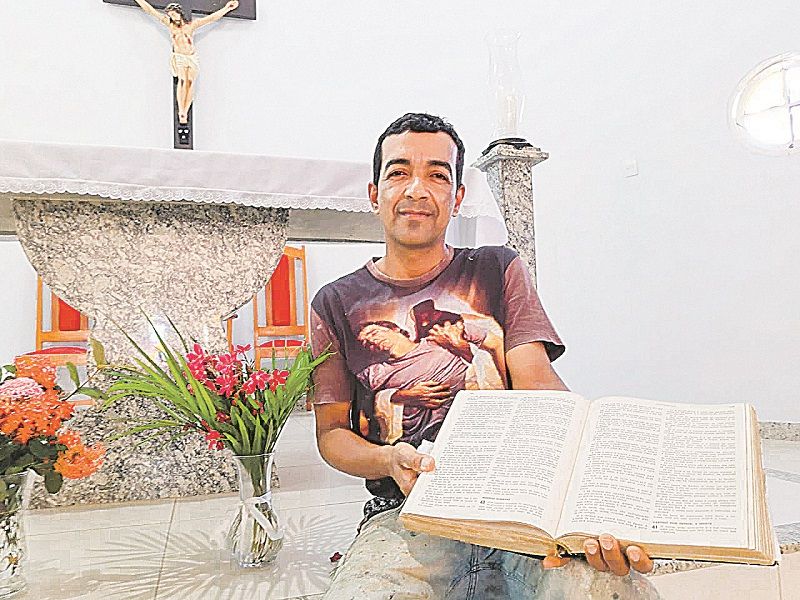Odair com a Bíblia, que passou a ler frequentemente: “Meu único vício” (Foto: Roberta Bourguignon)
