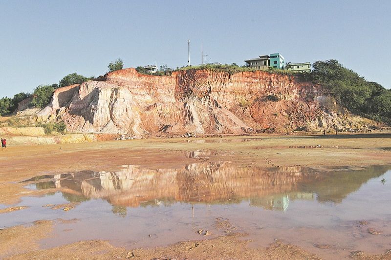 Extração de terra no morro do Rio Marinho (Foto: Leone Iglesias/ AT)