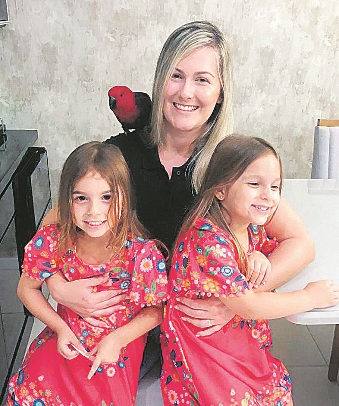 Paula com as filhas e o papagaio (Foto: Acervo Pessoal)