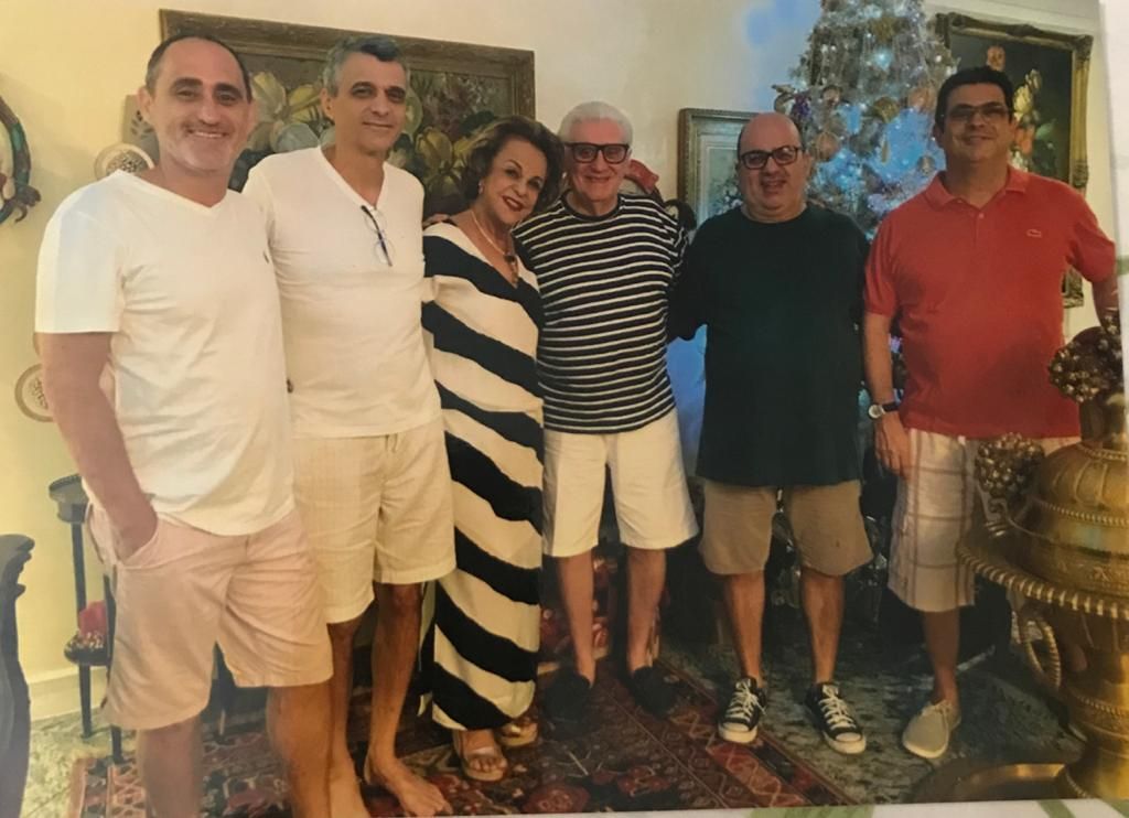 Flávio (de azul) com os irmãos e os pais (Foto: Acervo pessoal)