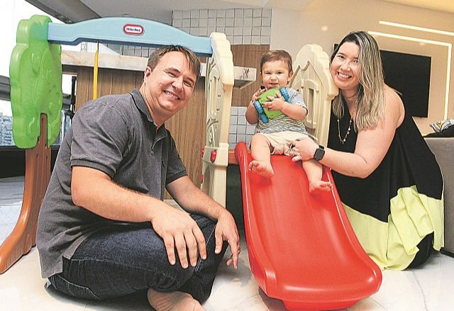 Stenio Zanetti e Nathália brincam com o filho Davi, de 1 ano e 5 meses (Foto: Kadidja Fernandes/AT)