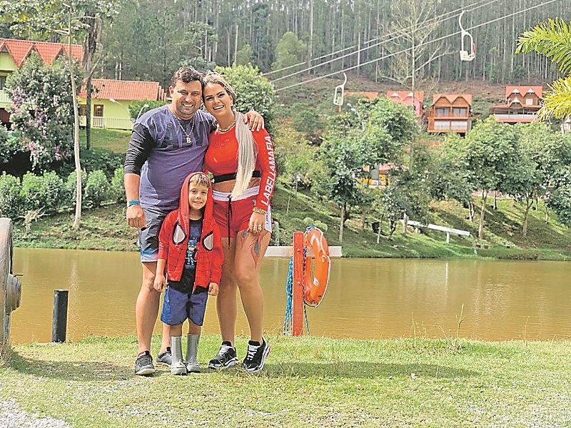 O casal de empresários Adelize Cozer, de 30 anos, e Weverton Tardem, de 38, já viajou algumas vezes com o filho Luiz Felipe, de 6 anos (Foto: Acervo pessoal)