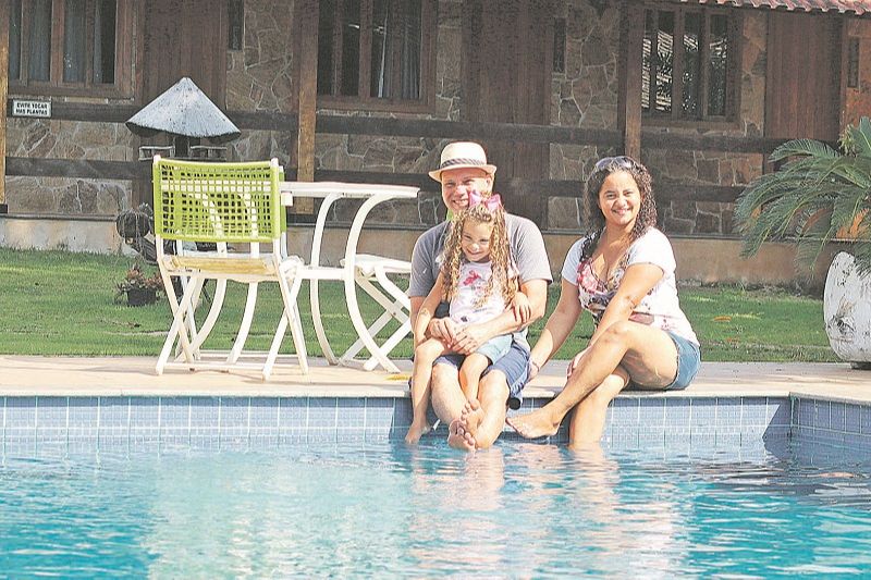 Symon Sweda e Rose Santos se refugiaram em um sítio, em Guarapari, com a filha, a pequena Nalu, de 4 anos (Foto: Roberta Bourguignon )