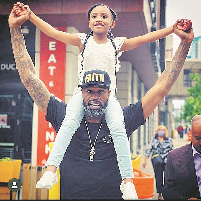 Gianna Floyd, filha de George Floyd, que foi morto pela polícia em Minneapolis, é erguida pelo ex-jogador de basquete Stephen Jackson. (Foto: Reprodução de Instagram)