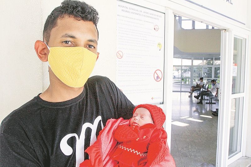 Antônio Carlos Bruno com a filha Ágatha, que teve alta do hospital após nascer prematura. (Foto: Kadidja Fernandes/AT)