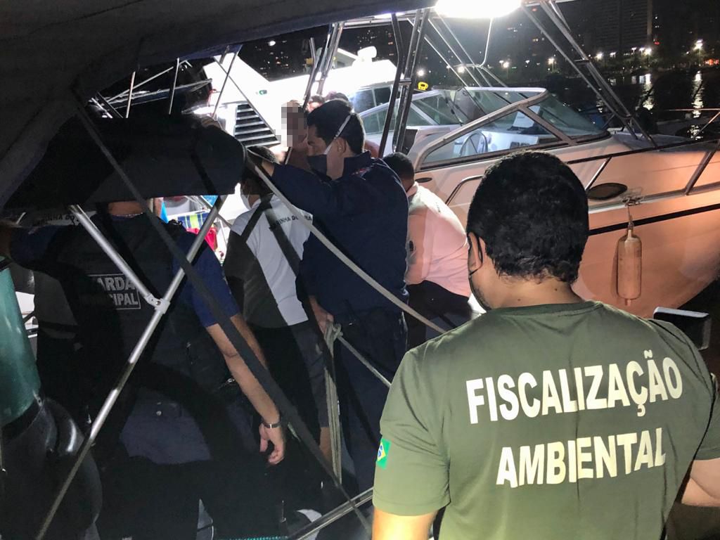 A festa interrompida aconteceu na madrugada do último sábado (30) dentro de uma lancha na altura da Ilha do Frade, em Vitória. (Foto: Divulgação/Prefeitura de Vitória)