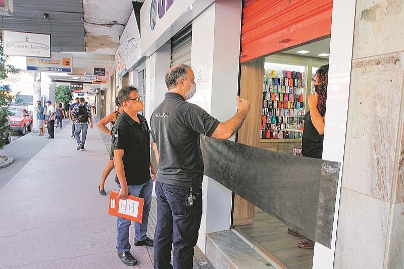 Fiscalização em lojas de Cariacica: 1.415 comerciantes foram orientados a fechar por descumprir rodízio (Foto: Fábio Nunes/AT)