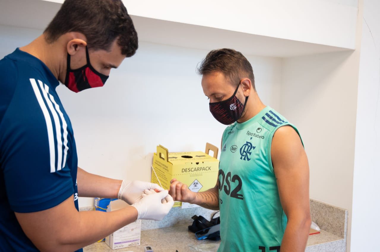 Rafinha é submetido ao teste rápido de Covid-19 nesta segunda-feira (Foto: Divulgação/Flamengo)