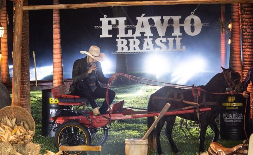 Flávio Brasil, na chegada de sua live (Foto: Reprodução / Instagram)