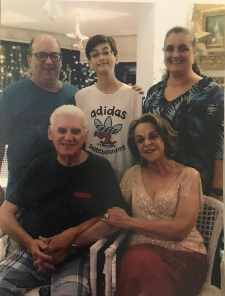Flávio com o filho Felipe e a esposa Fabíola, em pé, e os pais Jorge e Penha (Foto: Acervo pessoal)