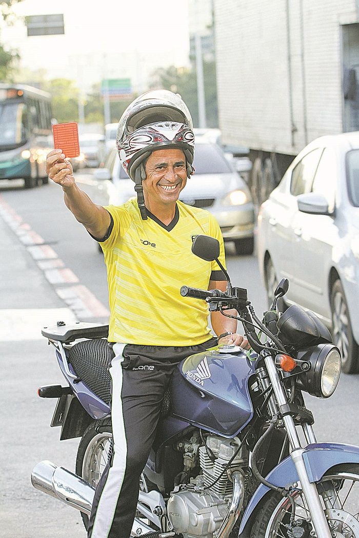 Francisco Cássio Rodrigues virou motoboy e está trabalhando com entrega de comidas para dois restaurantes (Foto: Beto Morais / AT)