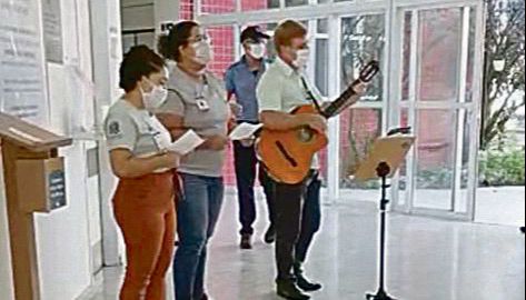 Funcionários em apresentação (Foto: Reprodução / Youtube)
