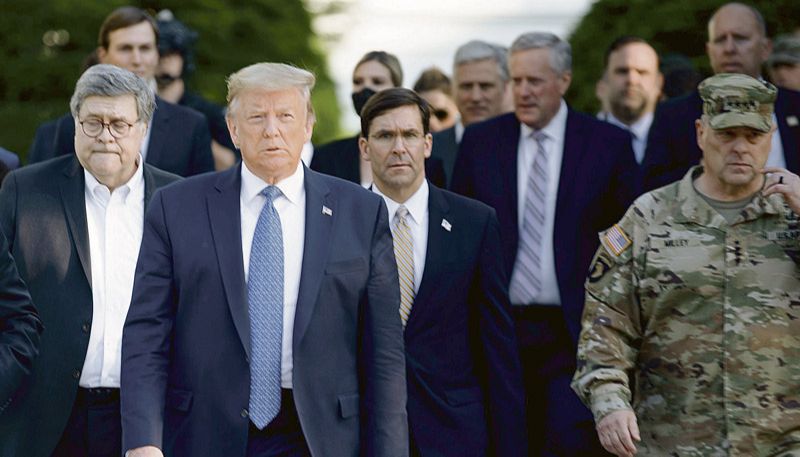 Fardado, o general Milley acompanha Trump e comitiva em caminhada até um templo religioso, no dia 2 de junho (Foto: Divulgação)