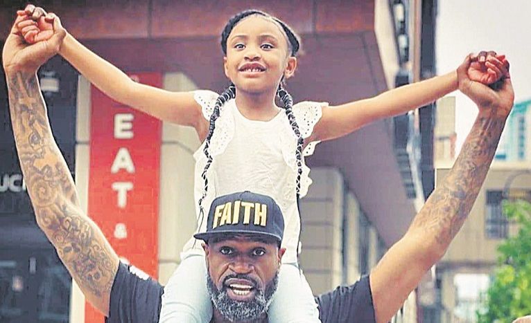 Gianna Floyd, filha de George Floyd, que foi morto pela polícia em Minneapolis, é erguida pelo ex-jogador de basquete Stephen Jackson. (Foto: Reprodução Instagram)