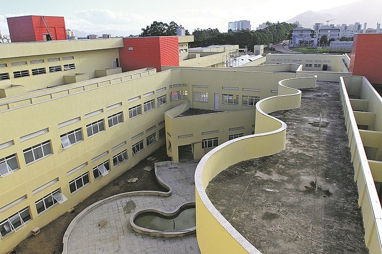 Prédio de três pavimentos acomodará o setor de assistência materno-infantil e a área de serviços de apoio diagnóstico e terapêutico (Foto: Dayana Souza/AT)