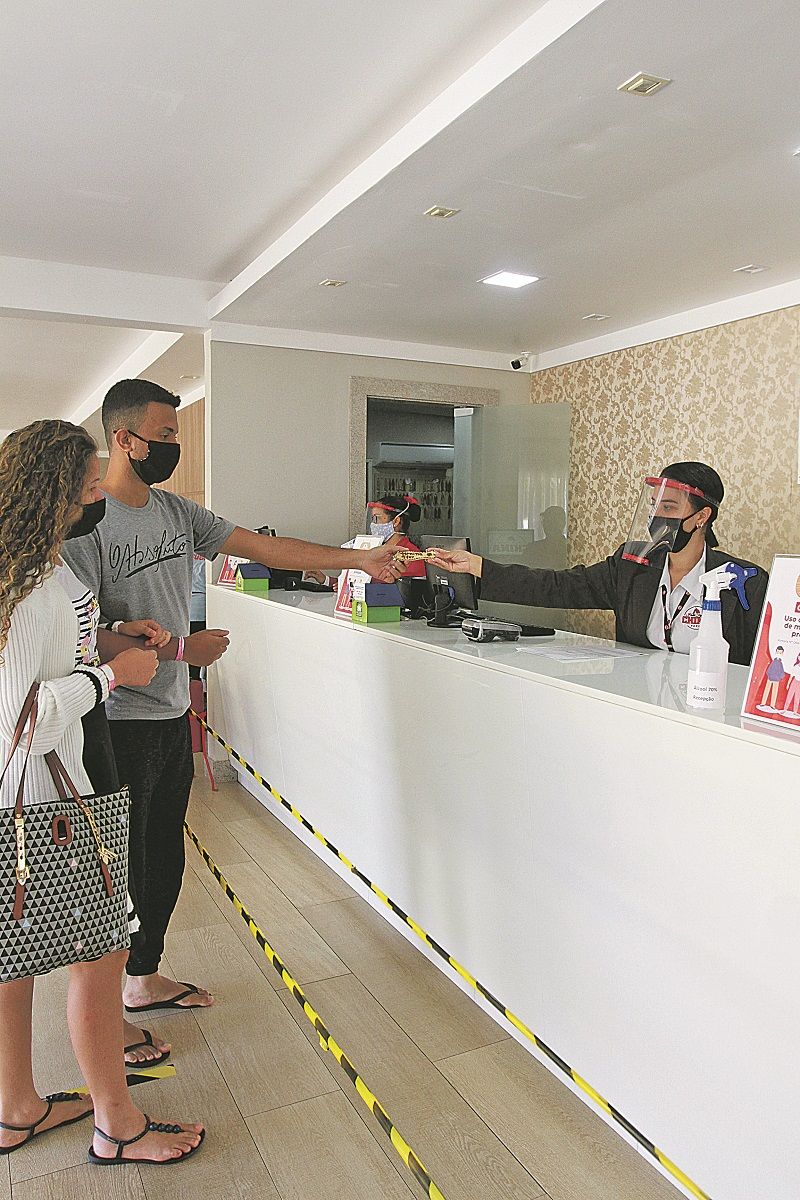 Bem seguros” O casal Estevão dos Santos Pinto, 22, e Ana Cláudia Ferreira, 21 (Foto: Kadidja Fernandes/ AT)